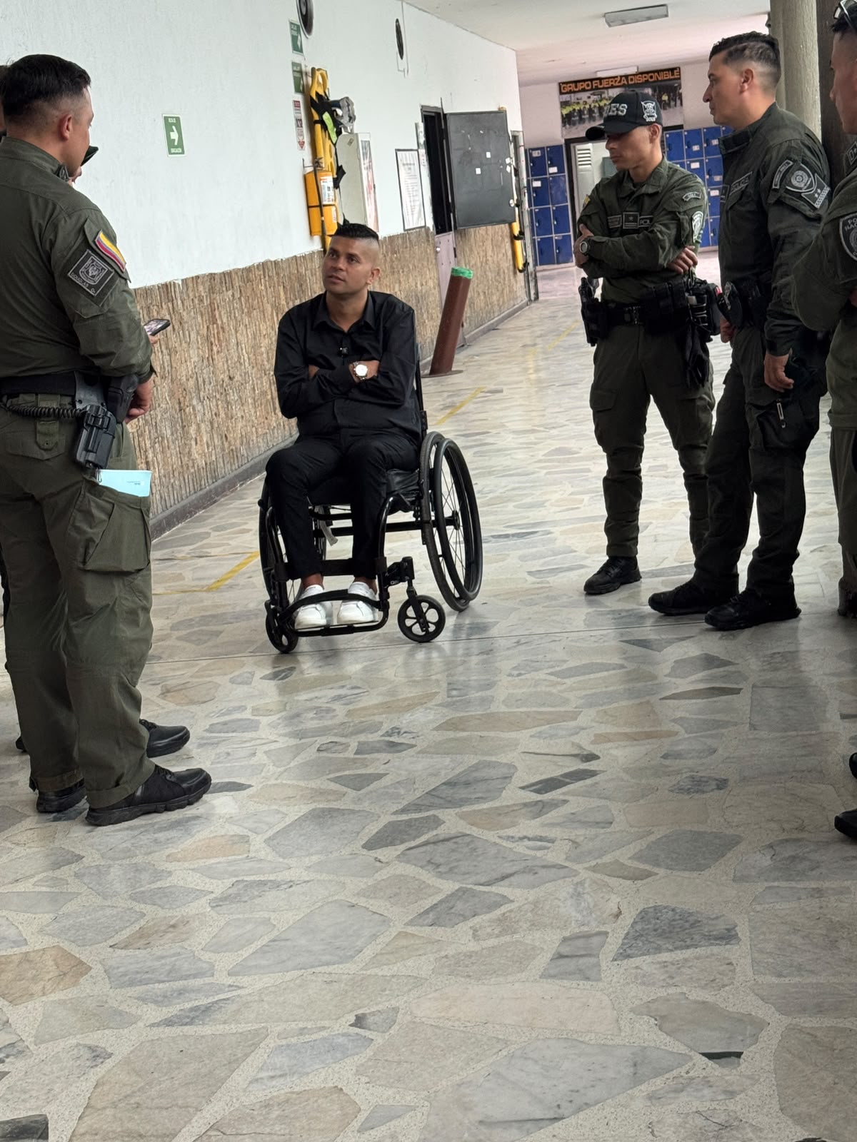 Policías y militares uniformados de Colombia respaldados por Jhon Moreno